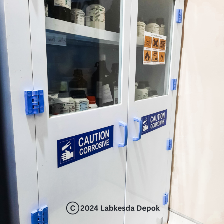 Lemari Penyimpanan Reagen Kimia